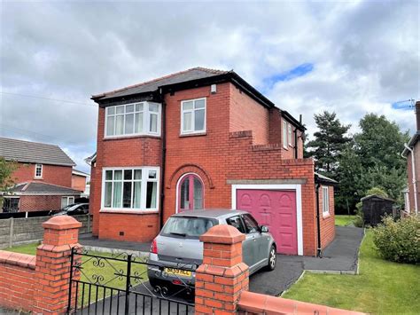 LOOKING FOR A HOUSE WITH THE WOW FACTOR AND A LARGE GARDEN THEN THIS IS THE HOUSE FOR YOU - IMPRESSIVE INSIDE AND OUT - A CREDIT TO THE OWNERS - SPACIOUS LIVING ACCOMODATION - FANTATSTIC FOR FAMILIES. . Detached houses for sale hindley